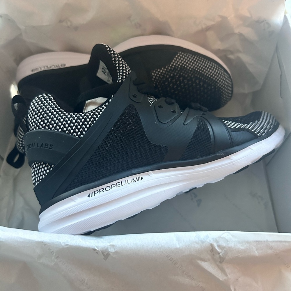 NWT Athletic Propulsion Labs APL Women's Ascend Sneakers- Blsck/ White Size 5 - Picture 3 of 10